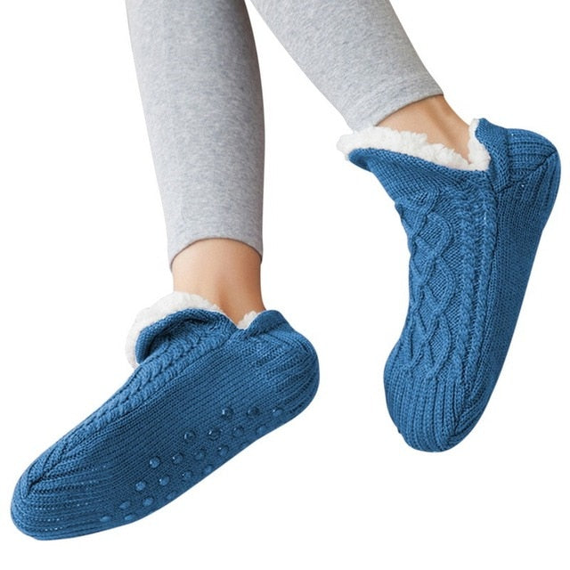 Kudotut lämpimät ja paksut sukat liukumattomilla pohjilla